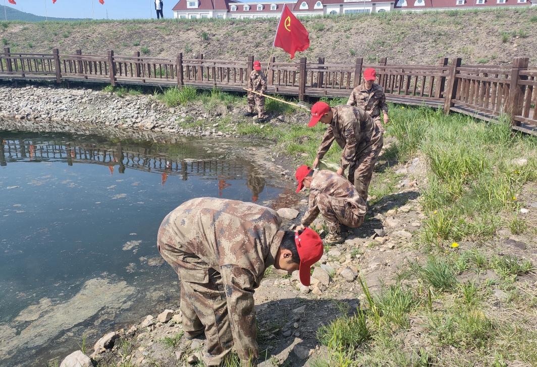 ６．４應(yīng)急事務(wù)處團(tuán)支部開展“‘河’我一起 守護(hù)美麗林區(qū)”志愿服務(wù)活動 (1).jpg