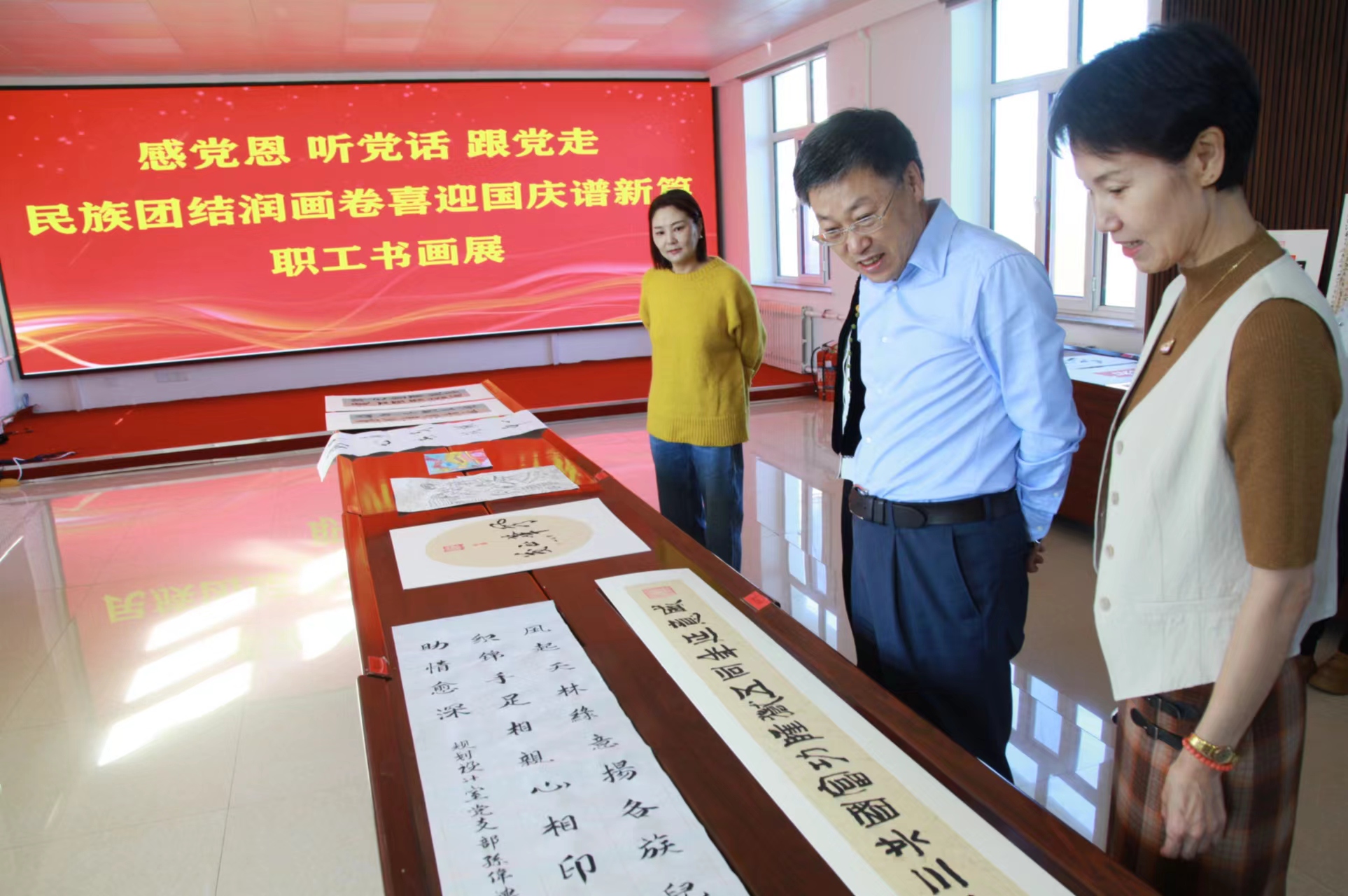 風天林草公司黨委舉辦職工書畫展 以筆墨丹青繪民族團結喜迎國慶